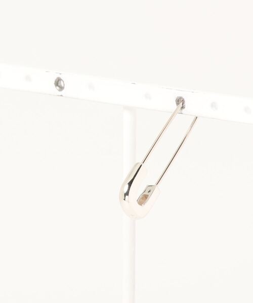 AMBUSH(アンブッシュ)の「AMBUSH SAFETY PIN PIERCE 12111156(ピアス(両耳用)・レディース・ゴールド/シルバー・ONE SIZE)」の9枚目の写真