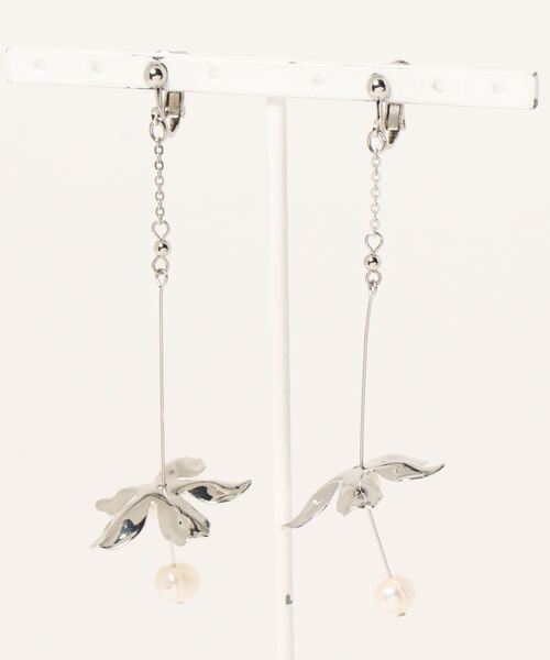 MERCURYDUO(マーキュリーデュオ)の「淡水パールフラワーフォールイヤリング(イヤリング・レディース・シルバー/ゴールド・FREE)」の1枚目の写真