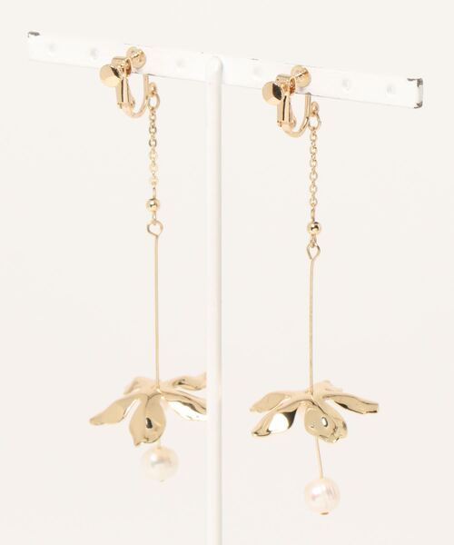 MERCURYDUO(マーキュリーデュオ)の「淡水パールフラワーフォールイヤリング(イヤリング・レディース・シルバー/ゴールド・FREE)」の3枚目の写真