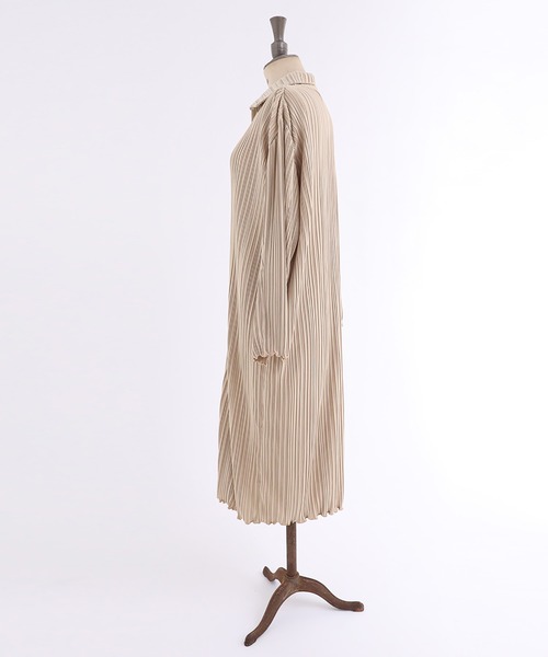 RANDEBOO(ランデブー)の「Natural shirt dress(ワンピース・レディース・ベージュ/ブラック・FREE)」の4枚目の写真