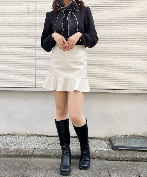 Loueme(ルエム)の「フェイクレザーフリルミニスカパン(スカート・レディース・ブラック/アイボリー・FREE)」の8枚目の写真