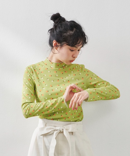 MERLOT（メルロー）の「小花柄メロートップス（Tシャツ/カットソー・レディース・ホワイト/グリーン/パープル・FREE）」の2枚目の写真