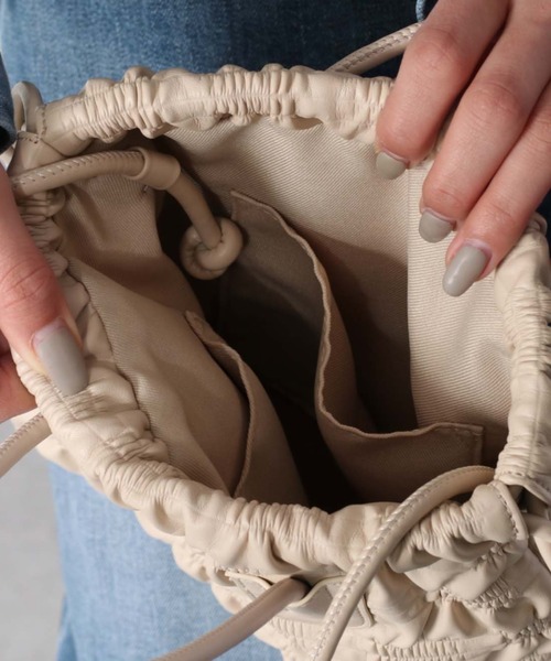 cepo(セポ)の「シャーリング巾着ショルダー(ハンドバッグ・レディース・ブラック/オフホワイト・FREE)」の3枚目の写真