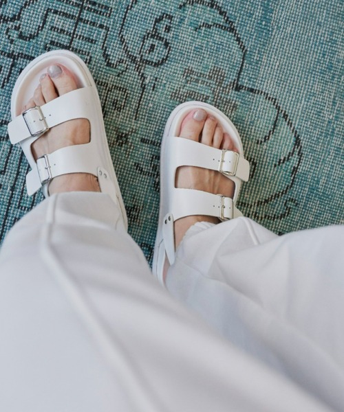 Auntie Rosa Holiday(アンティローザホリデー)の「ダブルベルトコンフォートサンダル(サンダル・レディース・ブラック/オフホワイト・LARGE/MEDIUM/SMALL)」の3枚目の写真