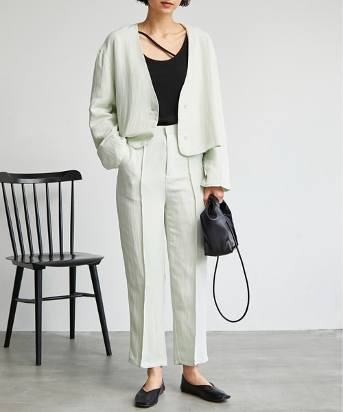ECRIRE（エクリール）の「【yun_wearコラボ】リネンライク　ノーカラージャケット＋センターラインピンタック　セットアップ（セットアップ・レディース・ブラック/ベージュ/グレー/グリーン・S/M/L）」の4枚目の写真