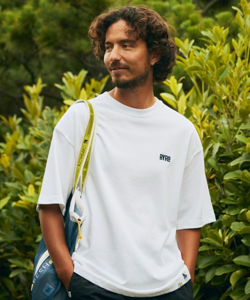 BYRD（バード）の「【ZOZOTOWN限定】BYRD×OFFSHORE×パトリシオ コラボモデル 刺繍ロゴ ワンポイントTシャツ/BYRD TEE OS22-2BY-002（Tシャツ/カットソー・メンズ・ブラック/ホワイト・L/M/XL）」の2枚目の写真
