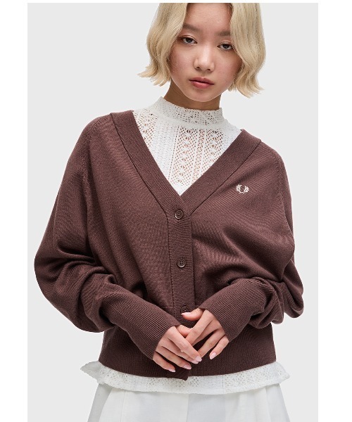 FRED PERRY(フレッドペリー)の「V-Neck Cardigan(カーディガン/ボレロ・レディース・ネイビー/ブラック/ブラック系その他/コーラル/ブルー/ネイビー系/ブラック系その他2/ブラウン/ベージュ/ブラック系その他3・10)」の6枚目の写真