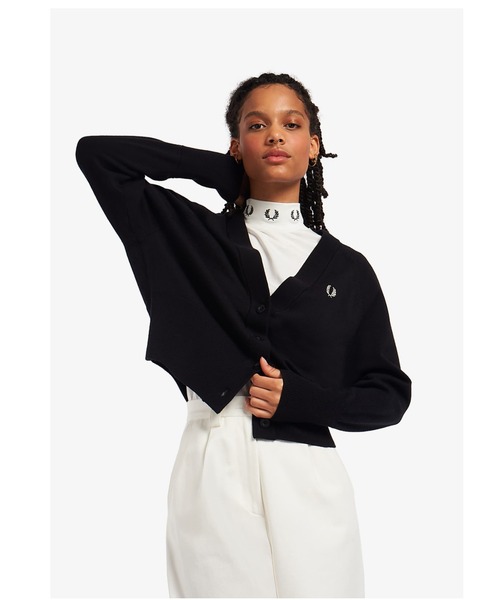 FRED PERRY(フレッドペリー)の「V-Neck Cardigan(カーディガン/ボレロ・レディース・ネイビー/ブラック/ブラック系その他/コーラル/ブルー/ネイビー系/ブラック系その他2/ブラウン/ベージュ/ブラック系その他3・10)」の2枚目の写真