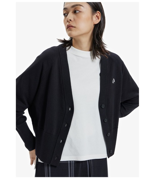 FRED PERRY(フレッドペリー)の「V-Neck Cardigan(カーディガン/ボレロ・レディース・ネイビー/ブラック/ブラック系その他/コーラル/ブルー/ネイビー系/ブラック系その他2/ブラウン/ベージュ/ブラック系その他3・10)」の11枚目の写真