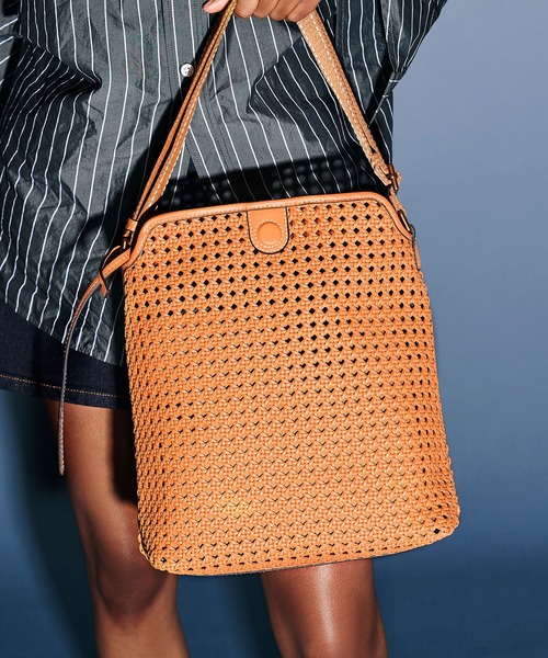 チャールズアンドキース　Cecily セシリー ウーブンラージショルダーバッグ CHARLES & KEITH（チャールズ & キース）の「Cecily セシリー ウーブン