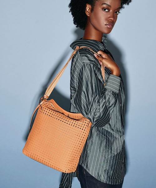 チャールズアンドキース　Cecily セシリー ウーブンラージショルダーバッグ CHARLES & KEITH（チャールズ & キース）の「Cecily セシリー ウーブン