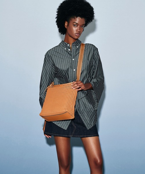 チャールズアンドキース　Cecily セシリー ウーブンラージショルダーバッグ CHARLES & KEITH（チャールズ & キース）の「Cecily セシリー ウーブン