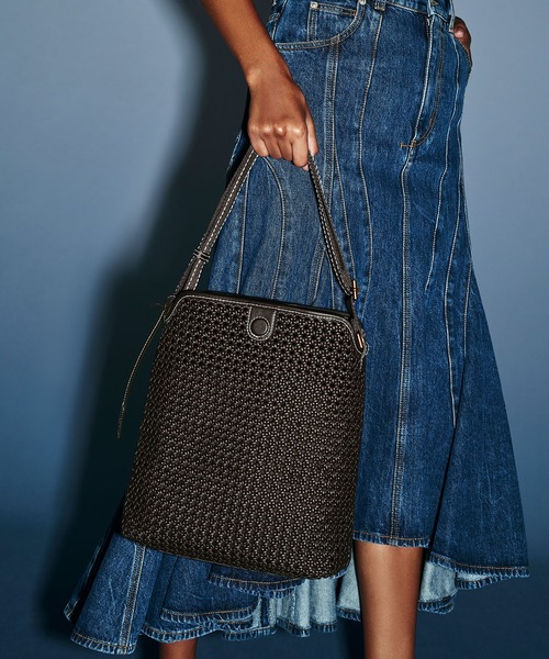 チャールズアンドキース　Cecily セシリー ウーブンラージショルダーバッグ CHARLES & KEITH（チャールズ & キース）の「Cecily セシリー ウーブン