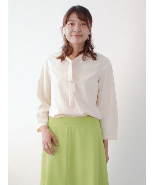 fleur by mint breeze(フルールバイミントブリーズ)の「【M~5L 大きいサイズ】ボウタイ フェミニン ブラウス(シャツ/ブラウス・レディース・ピンク/オフホワイト/ネイビー・4L/5L/LL/L/3L/M)」の2枚目の写真