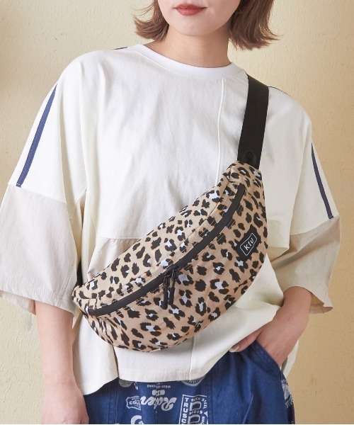 KiU（キウ）の「KiUキウウォータープルーフボディバッグ（ボディバッグ/ウエストポーチ・レディース・ブラック/パープル/カーキ/ブラウン系カモフラージュ/ホワイト系その他/ブラック系その他/ブルー系その他/ブラック系その他2/ブラック系その他3/ネイビー系/ブラック×レッド/グリーン系その他/ブルー系その他2/ピンク系その他/ホワイト系その他2/ブラック系その他4/ベージュ系その他/グレー系その他・M）」の10枚目の写真
