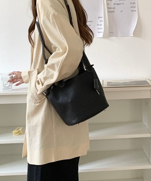 tolene(トレネ)の「フェイクレザー コロンコンパクト2wayショルダーバッグ(ショルダーバッグ・レディース・ブラック・ONE SIZE)」の9枚目の写真