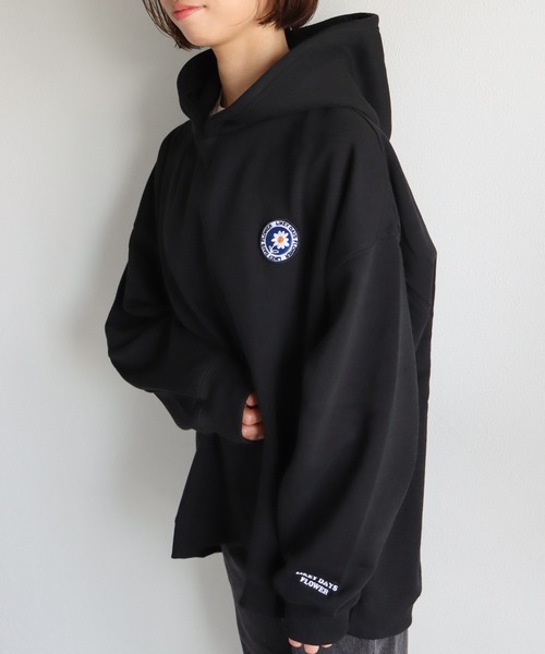 COURO（コウロ）の「サガラ刺繍ワッペンロゴプルオーバーパーカー（パーカー・レディース・ブルー系その他/パープル系その他/オートミール/グレー系その他/レッド系その他/ブルー/グレー/レッド/パープル/ブラック/グレー系その他2/グレー系その他3/ブルー系その他2/ブルー系その他3/パープル系その他2/レッド系その他2/アイボリー系/アイボリー系1/アイボリー系2/アイボリー系3/グレー系2/ライトグレー系/ライトグレー系2/グレー系/ブラック系1/チャコールグレー/カーキ系/ネイビー/カーキ/ホワイト系その他/アイボリー/ブラック系3/グレー系4/ライトグレー系4/アイボリー系5/ブラック系/ライトグレー系1/ブラック系4/グレー系3/ライトグレー系3/ブラック系2/アイボリー系6/グレー系1/ライトグレー系5/グレー系5/ホワイト/カーキ系1/カーキ系2/ネイビー系/アイボリー系4/ピンク/ブラック系5/アイボリー系7/カーキ系3・M/L/XL）」の6枚目の写真