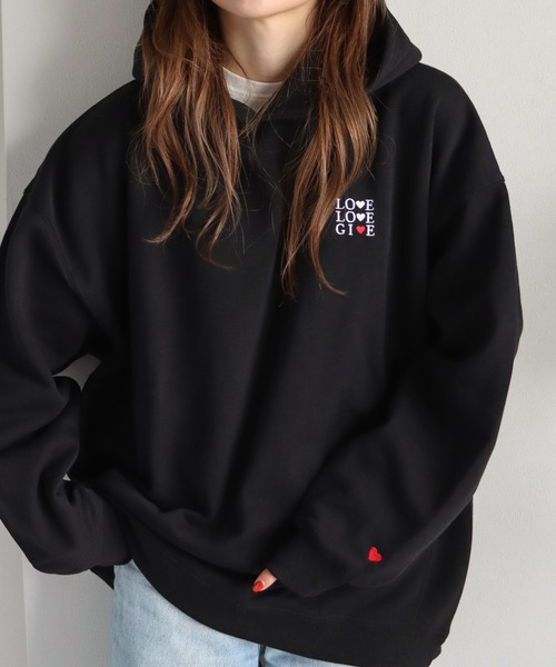 COURO（コウロ）の「サガラ刺繍ワッペンロゴプルオーバーパーカー（パーカー・レディース・ブルー系その他/パープル系その他/オートミール/グレー系その他/レッド系その他/ブルー/グレー/レッド/パープル/ブラック/グレー系その他2/グレー系その他3/ブルー系その他2/ブルー系その他3/パープル系その他2/レッド系その他2/アイボリー系/アイボリー系1/アイボリー系2/アイボリー系3/グレー系2/ライトグレー系/ライトグレー系2/グレー系/ブラック系1/チャコールグレー/カーキ系/ネイビー/カーキ/ホワイト系その他/アイボリー/ブラック系3/グレー系4/ライトグレー系4/アイボリー系5/ブラック系/ライトグレー系1/ブラック系4/グレー系3/ライトグレー系3/ブラック系2/アイボリー系6/グレー系1/ライトグレー系5/グレー系5/ホワイト/カーキ系1/カーキ系2/ネイビー系/アイボリー系4/ピンク/ブラック系5/アイボリー系7/カーキ系3・M/L/XL）」の8枚目の写真