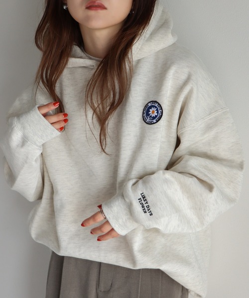 【美品】ラコステ　プルオーバーパーカー　グレー　ビッグロゴ　ワッペン　刺繍 COURO（コウロ）の「サガラ刺繍ワッペンロゴプルオーバーパーカー