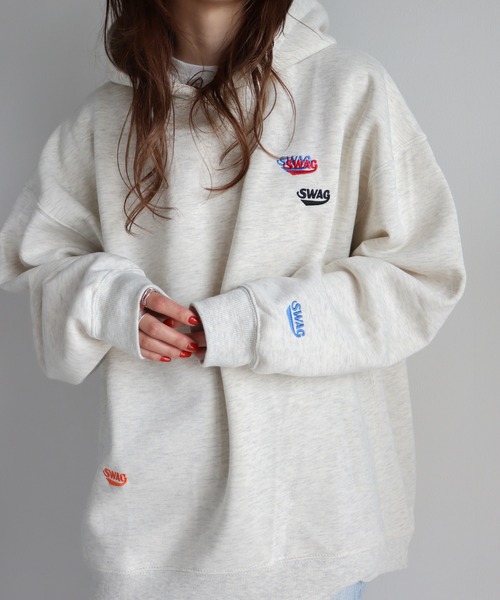 COURO（コウロ）の「サガラ刺繍ワッペンロゴプルオーバーパーカー（パーカー・レディース・ブルー系その他/パープル系その他/オートミール/グレー系その他/レッド系その他/ブルー/グレー/レッド/パープル/ブラック/グレー系その他2/グレー系その他3/ブルー系その他2/ブルー系その他3/パープル系その他2/レッド系その他2/アイボリー系/アイボリー系1/アイボリー系2/アイボリー系3/グレー系2/ライトグレー系/ライトグレー系2/グレー系/ブラック系1/チャコールグレー/カーキ系/ネイビー/カーキ/ホワイト系その他/アイボリー/ブラック系3/グレー系4/ライトグレー系4/アイボリー系5/ブラック系/ライトグレー系1/ブラック系4/グレー系3/ライトグレー系3/ブラック系2/アイボリー系6/グレー系1/ライトグレー系5/グレー系5/ホワイト/カーキ系1/カーキ系2/ネイビー系/アイボリー系4/ピンク/ブラック系5/アイボリー系7/カーキ系3・M/L/XL）」の18枚目の写真