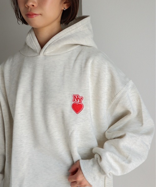 COURO（コウロ）の「サガラ刺繍ワッペンロゴプルオーバーパーカー