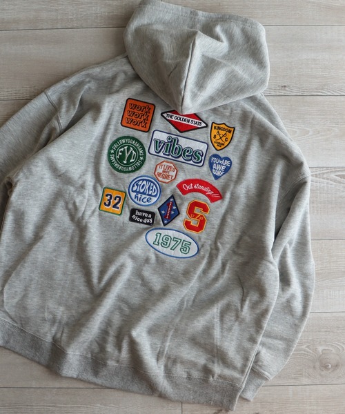 COURO（コウロ）の「サガラ刺繍ワッペンロゴプルオーバー