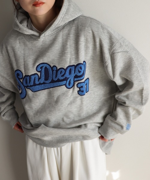 COURO（コウロ）の「サガラ刺繍ワッペンロゴプルオーバー