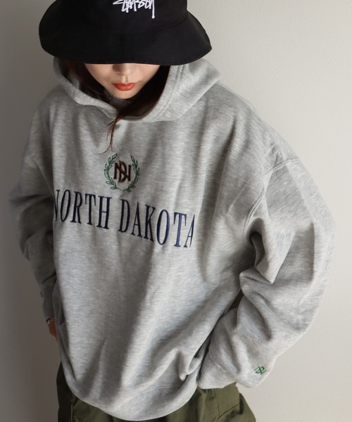 COURO（コウロ）の「サガラ刺繍ワッペンロゴプルオーバーパーカー