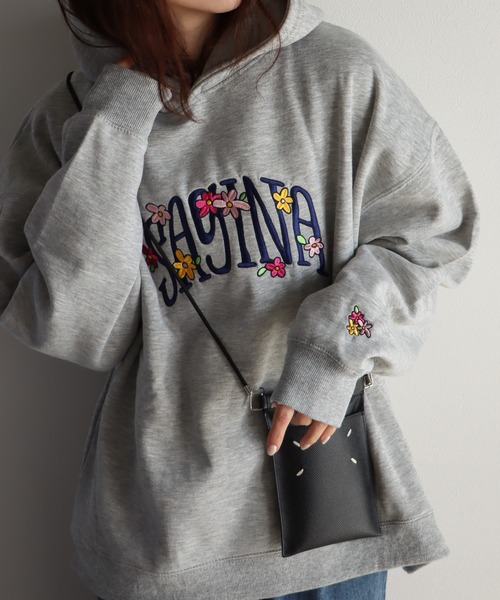 COURO（コウロ）の「サガラ刺繍ワッペンロゴプルオーバーパーカー（パーカー・レディース・ブルー系その他/パープル系その他/オートミール/グレー系その他/レッド系その他/ブルー/グレー/レッド/パープル/ブラック/グレー系その他2/グレー系その他3/ブルー系その他2/ブルー系その他3/パープル系その他2/レッド系その他2/アイボリー系/アイボリー系1/アイボリー系2/アイボリー系3/グレー系2/ライトグレー系/ライトグレー系2/グレー系/ブラック系1/チャコールグレー/カーキ系/ネイビー/カーキ/ホワイト系その他/アイボリー/ブラック系3/グレー系4/ライトグレー系4/アイボリー系5/ブラック系/ライトグレー系1/ブラック系4/グレー系3/ライトグレー系3/ブラック系2/アイボリー系6/グレー系1/ライトグレー系5/グレー系5/ホワイト/カーキ系1/カーキ系2/ネイビー系/アイボリー系4/ピンク/ブラック系5/アイボリー系7/カーキ系3・M/L/XL）」の16枚目の写真