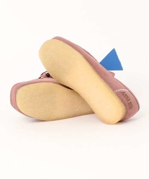 ANNA SUI（アナスイ）の「Clarks Wmns Wallabee ANNA SUI atmos（WOMENS）（ブーツ・レディース・ピンク・UK4.5/UK5/UK5.5/UK6）」の3枚目の写真