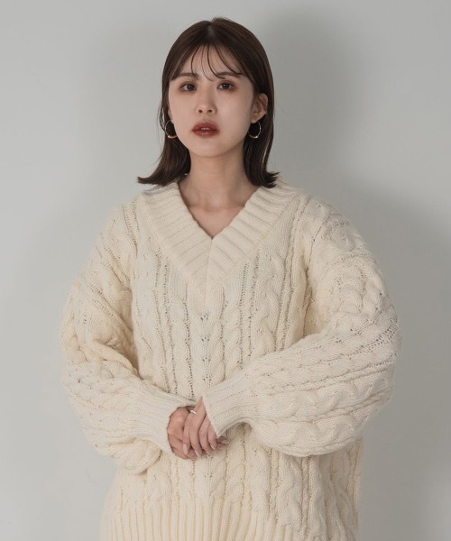 Amiur(エミレ)の「v neck cable knit(ニット/セーター・レディース・グレー/アイボリー・FREE)」の8枚目の写真