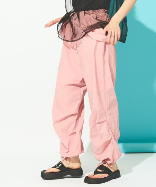 MERLOT(メルロー)の「裾ドロストナイロンカーゴパンツ(カーゴパンツ・レディース・ピンク/ライトブルー/チャコールグレー・FREE)」の3枚目の写真