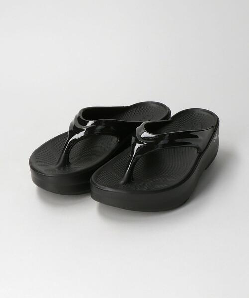 OOFOS(ウーフォス)の「<OOFOS> OOmega PLATFM サンダル(サンダル・レディース・ブラック/ベージュ・24(M5/W7)/23(M4/W6)/25(M6/W8))」の3枚目の写真