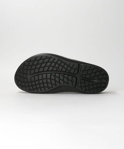 OOFOS(ウーフォス)の「<OOFOS> OOmega PLATFM サンダル(サンダル・レディース・ブラック/ベージュ・24(M5/W7)/23(M4/W6)/25(M6/W8))」の4枚目の写真