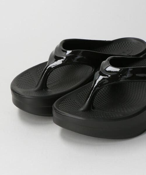 OOFOS(ウーフォス)の「<OOFOS> OOmega PLATFM サンダル(サンダル・レディース・ブラック/ベージュ・24(M5/W7)/23(M4/W6)/25(M6/W8))」の6枚目の写真