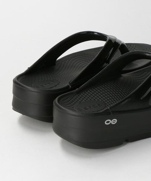 OOFOS(ウーフォス)の「<OOFOS> OOmega PLATFM サンダル(サンダル・レディース・ブラック/ベージュ・24(M5/W7)/23(M4/W6)/25(M6/W8))」の12枚目の写真