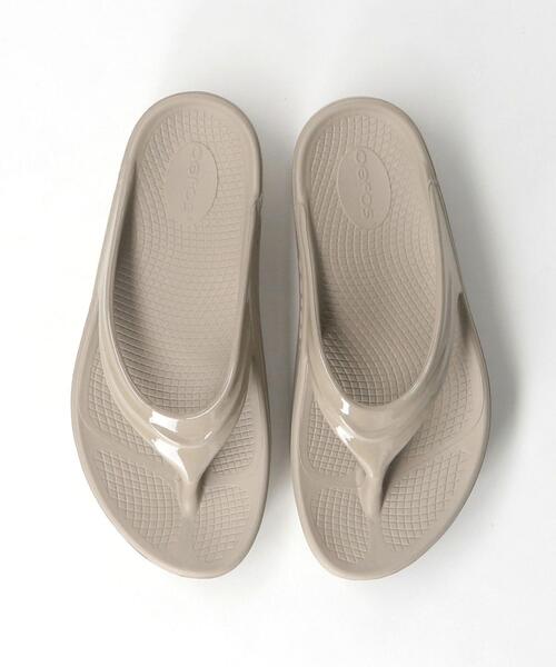 OOFOS(ウーフォス)の「<OOFOS> OOmega PLATFM サンダル(サンダル・レディース・ブラック/ベージュ・24(M5/W7)/23(M4/W6)/25(M6/W8))」の11枚目の写真