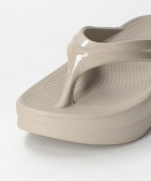OOFOS(ウーフォス)の「<OOFOS> OOmega PLATFM サンダル(サンダル・レディース・ブラック/ベージュ・24(M5/W7)/23(M4/W6)/25(M6/W8))」の10枚目の写真