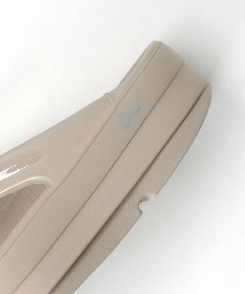 OOFOS(ウーフォス)の「<OOFOS> OOmega PLATFM サンダル(サンダル・レディース・ブラック/ベージュ・24(M5/W7)/23(M4/W6)/25(M6/W8))」の9枚目の写真