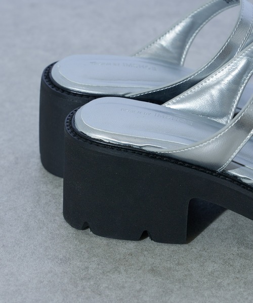 Lui's(ルイス)の「スリーストラップサンダル(サンダル・レディース・シルバー/ブラック・23.5/24.5/24.5cm/23.5cm)」の9枚目の写真