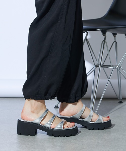 Lui's(ルイス)の「スリーストラップサンダル(サンダル・レディース・シルバー/ブラック・23.5/24.5/24.5cm/23.5cm)」の7枚目の写真