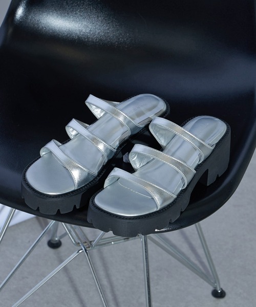 Lui's(ルイス)の「スリーストラップサンダル(サンダル・レディース・シルバー/ブラック・23.5/24.5/24.5cm/23.5cm)」の4枚目の写真