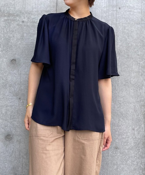 INED CLARO(イネドクラロ)の「バンドカラーブラウス(シャツ/ブラウス・レディース・ベージュ/ネイビー・フリー)」の2枚目の写真