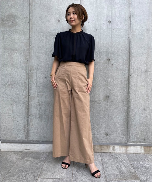INED CLARO(イネドクラロ)の「バンドカラーブラウス(シャツ/ブラウス・レディース・ベージュ/ネイビー・フリー)」の13枚目の写真