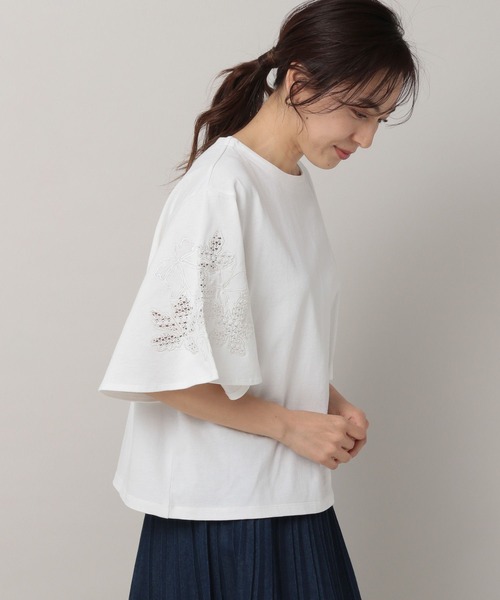 Elura（エルーラ）の「フラワー刺繍Ｔシャツ（Tシャツ/カットソー・レディース・ホワイト/ライトベージュ/ブラック・LARGE/MEDIUM）」の2枚目の写真