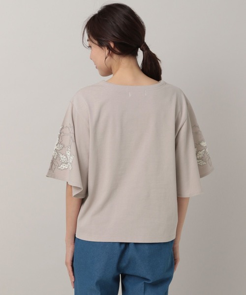 Elura（エルーラ）の「フラワー刺繍Ｔシャツ（Tシャツ/カットソー・レディース・ホワイト/ライトベージュ/ブラック・LARGE/MEDIUM）」の7枚目の写真