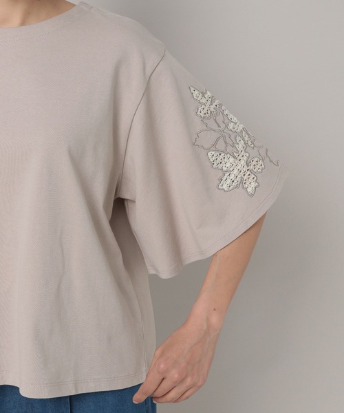 Elura（エルーラ）の「フラワー刺繍Ｔシャツ（Tシャツ/カットソー・レディース・ホワイト/ライトベージュ/ブラック・LARGE/MEDIUM）」の5枚目の写真