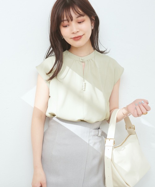 natural couture(ナチュラルクチュール)の「WEB限定アイテム / 2WAYパール付きノースリブラウス(シャツ/ブラウス・レディース・ミント/その他1/ネイビー/ブルー/オフホワイト・FREE)」の3枚目の写真