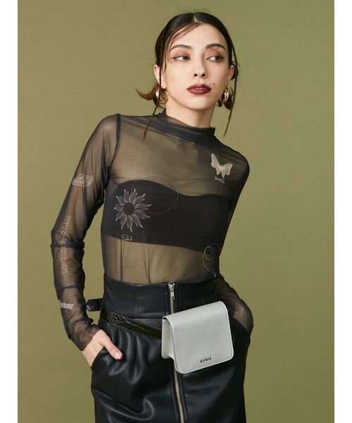 EVRIS（エヴリス）の「タトゥーデザインシアータートルトップス（Tシャツ/カットソー・レディース・ブラック/ベージュ・FREE）」の3枚目の写真