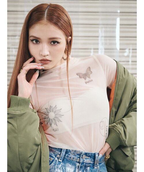 EVRIS（エヴリス）の「タトゥーデザインシアータートルトップス（Tシャツ/カットソー・レディース・ブラック/ベージュ・FREE）」の6枚目の写真